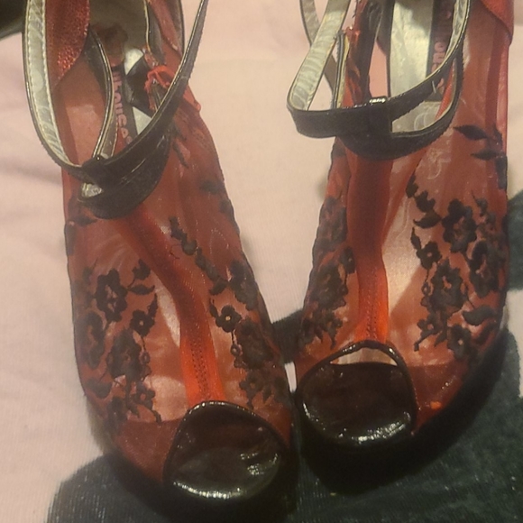 Red & black lace stilettos - Picture 4 of 6